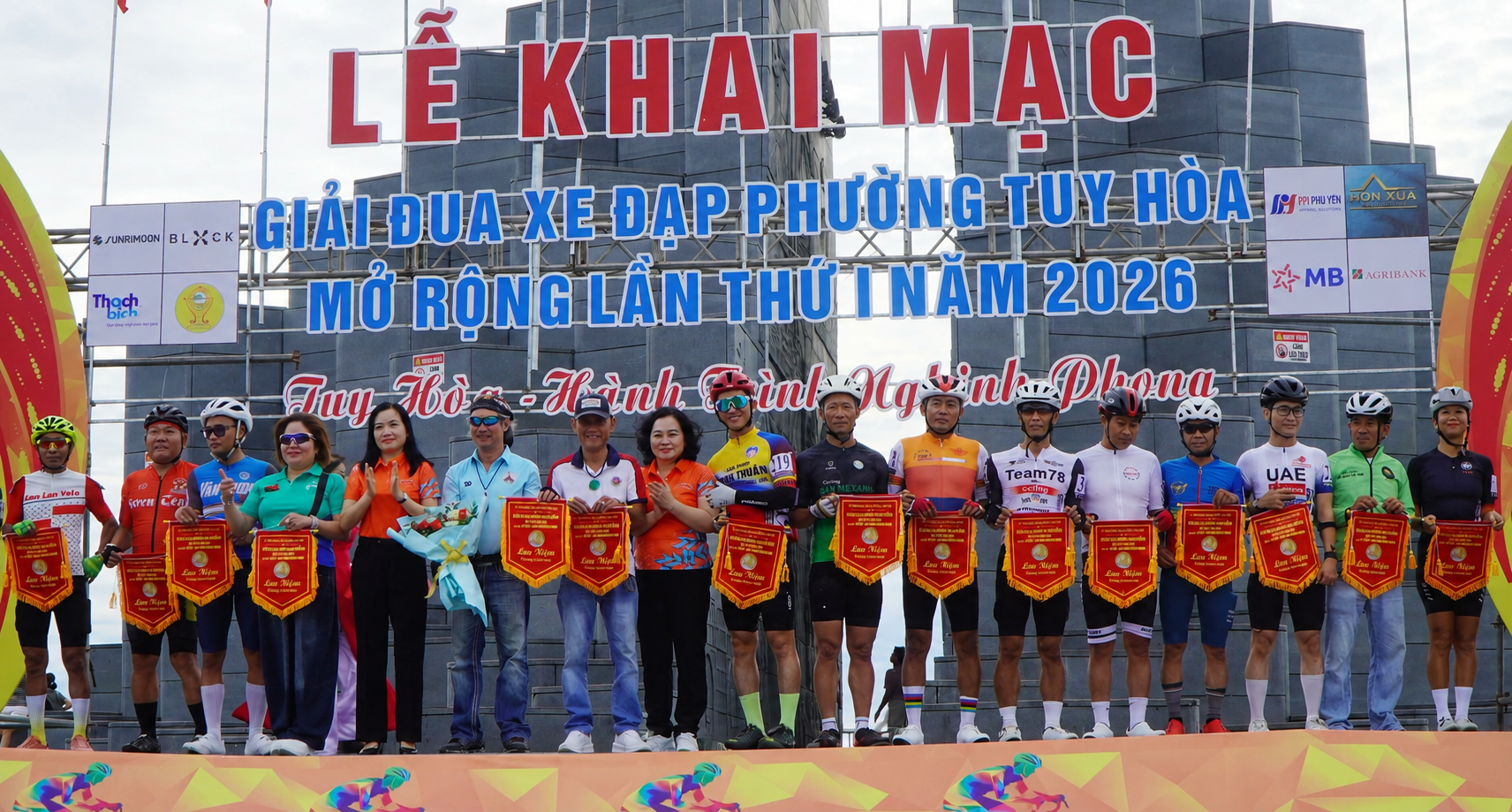 Các đồng chí: Đinh Thị Thu Thanh, Ủy viên Ban Thường vụ Tỉnh ủy, Trưởng Ban Tuyên giáo và Dân vận Tỉnh ủy; Đào Bảo Minh, Ủy viên Ban Thường vụ Tỉnh ủy, Bí thư Đảng ủy, Chủ tịch HĐND phường Tuy Hòa tặng cờ lưu niệm cho các đội tham gia giải.